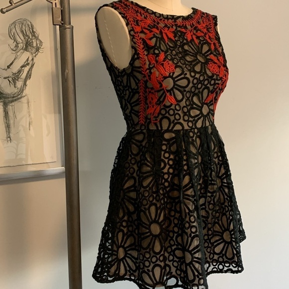 Black and Red Floral Lace Short Dress - Picture 3 of 8